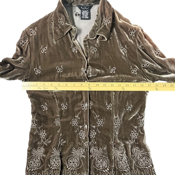 Vintage ECI Brown Velvet Floral Embroidered Eyelet Shirt Whimsigoth Fits Small - Picture 4 of 16
